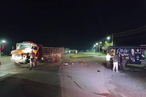 Homem é arremessado para fora de caminhão em acidente com ônibus na RS-401 - foto 4