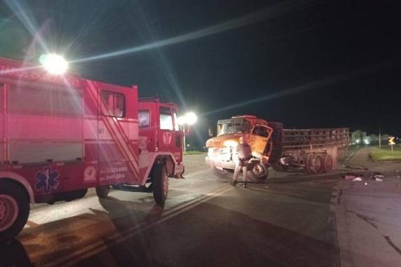 Homem é arremessado para fora de caminhão em acidente com ônibus na RS-401 - foto 3