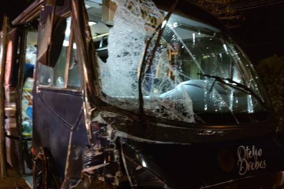 Homem é arremessado para fora de caminhão em acidente com ônibus na RS-401 - foto 2