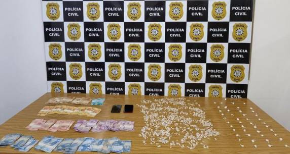 Ao todo, foram apreendidas 960 porções de crack, 45 porções de cocaína, além de R$ 2.540 em dinheiro