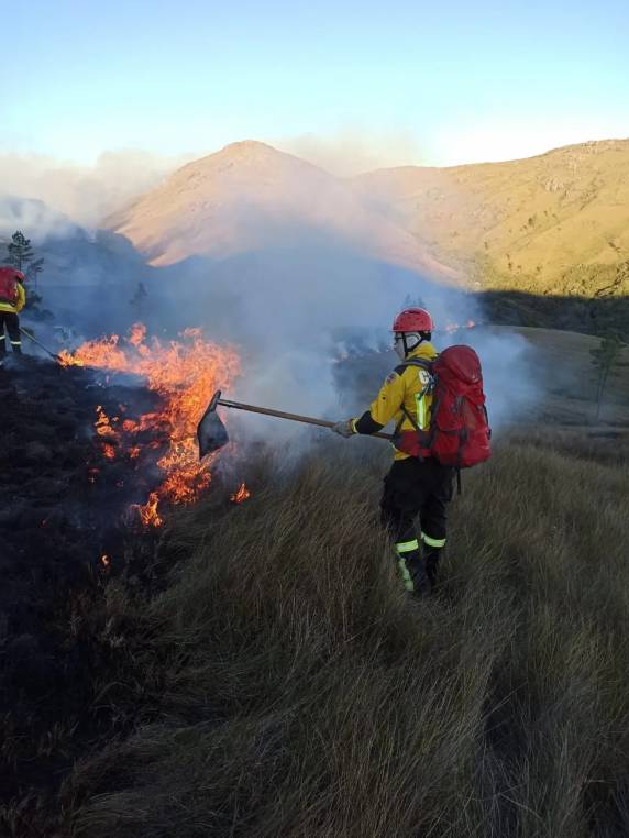 Fogo atingiu vegetação no Morro Quiriri, em Garuva, Norte catarinense. Combate começou na tarde de terça-feira (27).