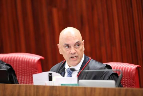 Placar foi de cinco votos pela condenação do ex-presidente e dois pela absolvição; candidato a vice na chapa, Braga Netto, foi absolvido