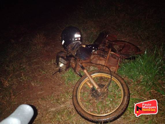 No momento do acidente, o motociclista empurrava a moto para atravessar a rodovia