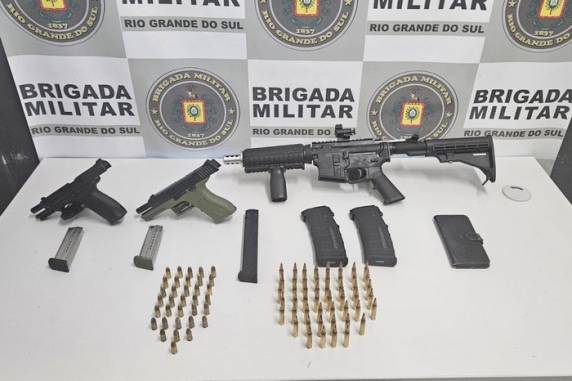 Ocorrência foi registrada na noite de sexta-feira (30) no bairro Panazzolo. Duas pistolas e um fuzil foram apreendidos pela polícia
