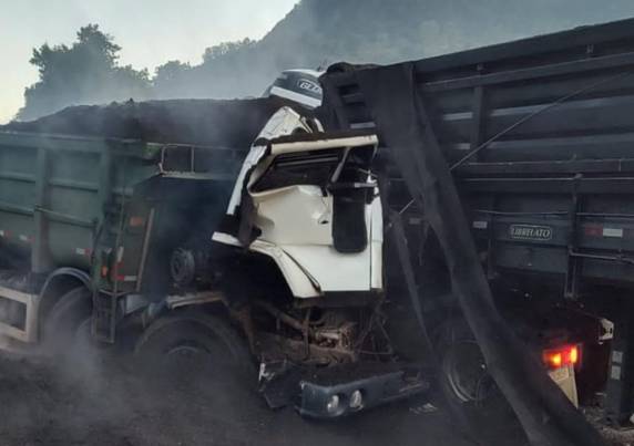 Trânsito está bloqueado no trecho na manhã desta segunda-feira (3)
