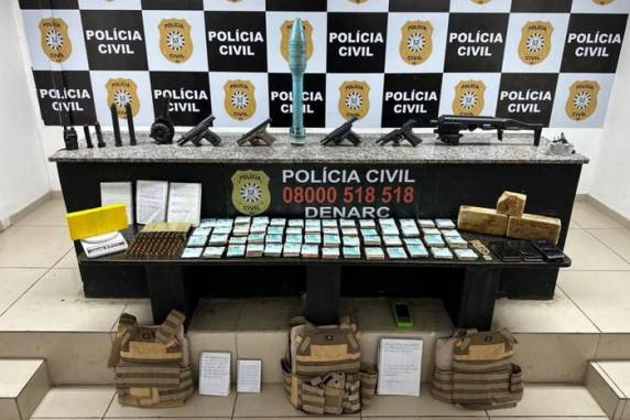 Um dos homens foi preso em flagrante e outro conseguiu fugir; além da apreensão de drogas, dinheiro e armas de fogo, agentes localizaram um morteiro, de uso militar