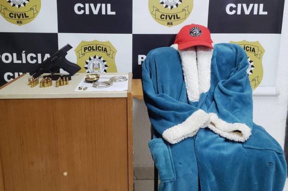 Junto com ele atuavam mais dois supostos criminosos, que atacaram pelo menos três estabelecimentos atrás do medicamento utilizado para perda de peso
