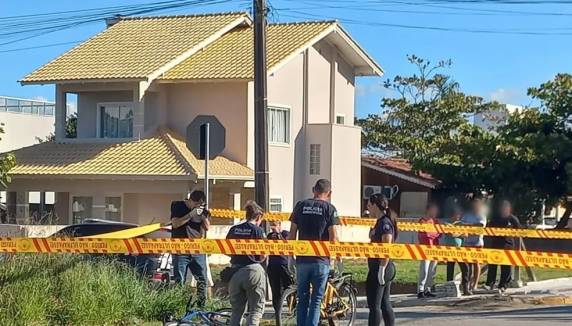 Vítima usava uma bicicleta elétrica. O segundo envolvido, um menino de 11 anos, teve ferimentos leves. Acidente aconteceu em Bombinhas.