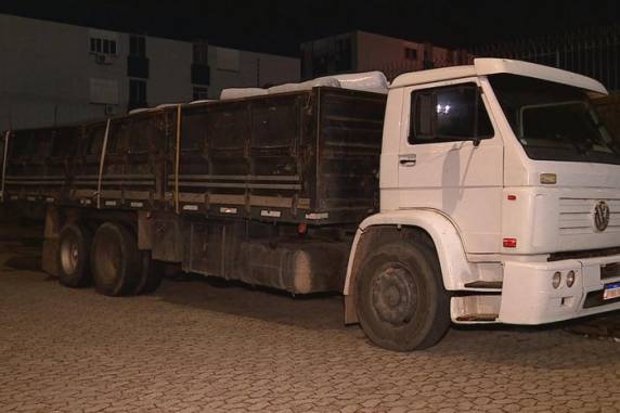 Dois caminhões com materiais foram apreendidos
