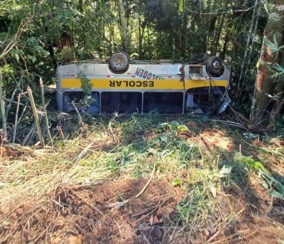 Três estudantes precisaram ser levados ao hospital, segundo bombeiros. Acidente ocorreu em Benedito Novo, no Vale do Itajaí.