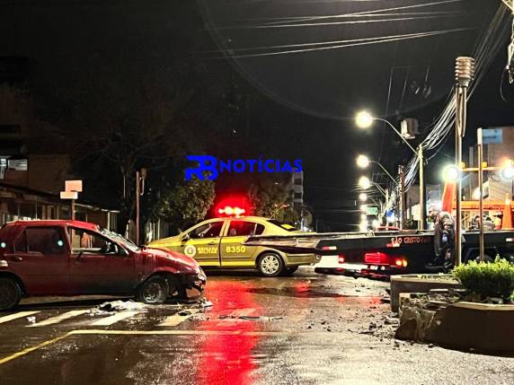 Após bater no canteiro o veículo capotou na avenida