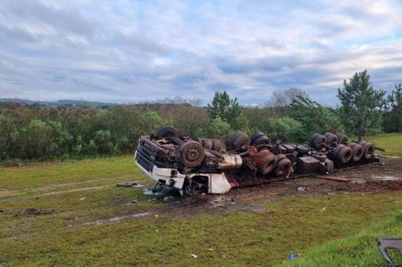 Acidente aconteceu por volta das 5h30min, no km 7, no limite entre Canoas e Esteio
