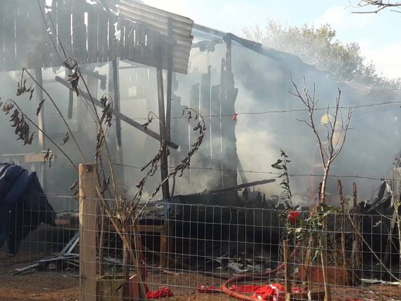Incêndio consome residência no Bairro Indubras, em Santo Ângelo - foto 2