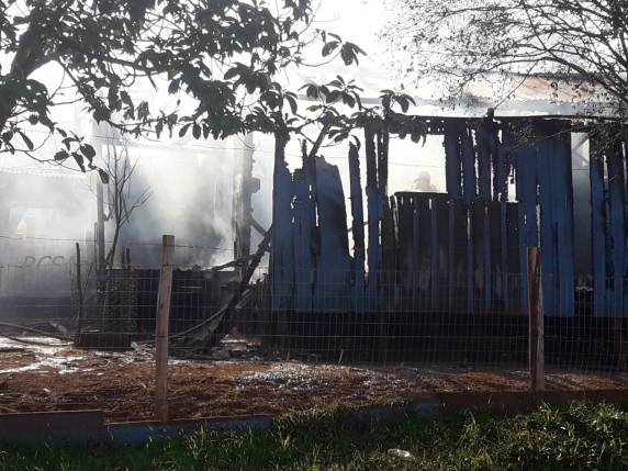 Incêndio consome residência no Bairro Indubras, em Santo Ângelo - foto 3