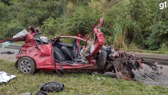 Namorade um deles, que também estava no carro, foi socorrida, mas faleceu no hospital. Segundo informações dos Bombeiros Voluntários da cidade, que atenderam ocorrência, carro colidiu contra a lateral de caminhão.