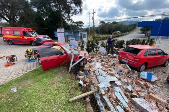 Trânsito no local flui normalmente, e condutor e passageiro precisaram de atendimento médico