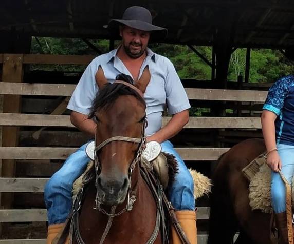 Segundo Tainara Iglikovski, que também faz parte do grupo, a vítima se preparava para um passeio em Pouso Redondo quando o acidente ocorreu. Animal teria se assustado com movimento do homem.