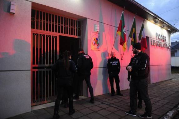 Outros quatro vereadores e três servidores são investigados, mas não tiveram os nomes divulgados pela Polícia Civil