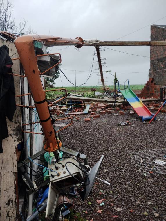 Vendaval atinge região causando destelhamentos e danos na rede elétrica - foto 3