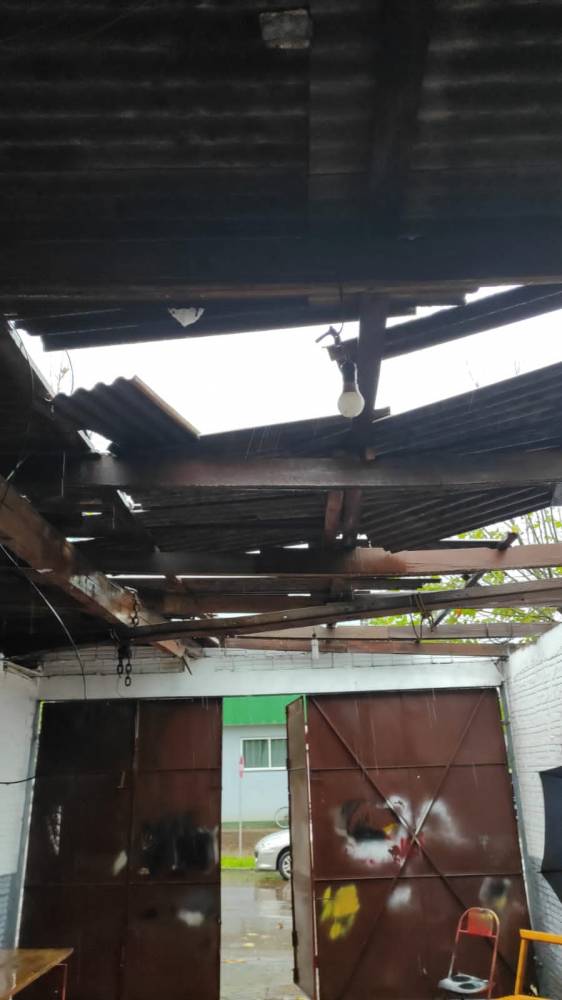 Vendaval atinge região causando destelhamentos e danos na rede elétrica - foto 2