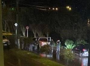 Após baterem o carro assaltantes fugiram para o mato e um ainda segue foragido