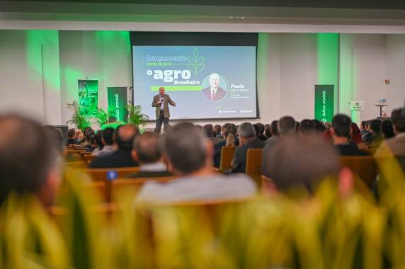 Sicredi Noroeste em parceria com a empresa São José trouxe para Três de Maio palestra de Paulo Herrmann - foto 2