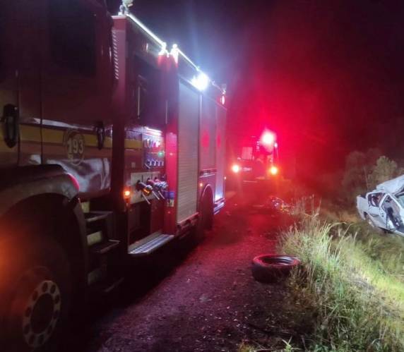 O condutor do veículo perdeu o controle da direção, vindo a colidir contra um barranco e capotando diversas vezes.