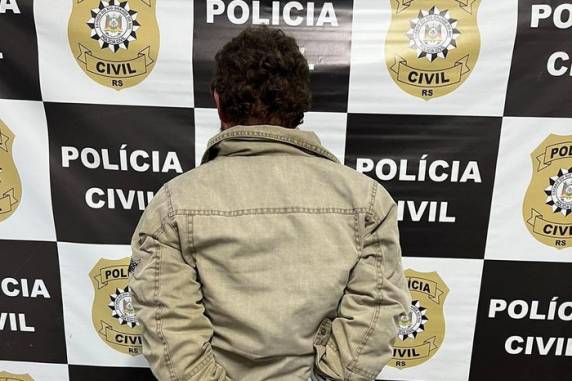 Vítima, que é neta da companheira do suspeito, conseguiu filmar parte dos abusos com um celular