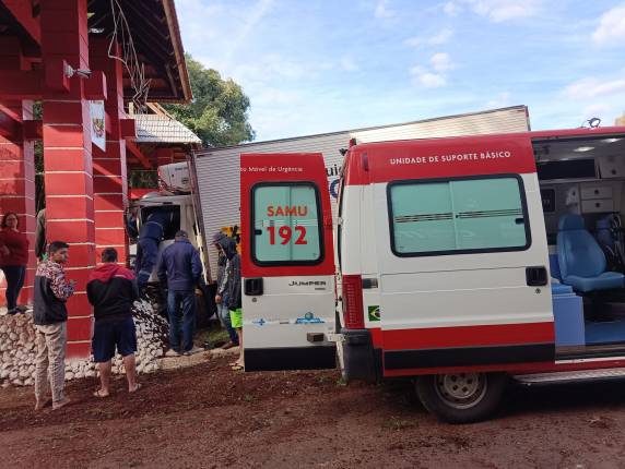 Caminhão atinge pórtico de entrada da cidade de Guarani das Missões - foto 2