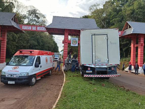 Caminhão atinge pórtico de entrada da cidade de Guarani das Missões - foto 3
