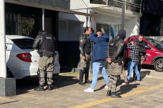 Polícia mobilizou viaturas e helicóptero para deter homens, que estavam em dois carros; nenhuma vítima foi encontrada e eles acabaram liberados