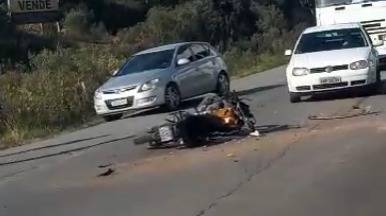 De acordo com o Comando Rodoviário da Brigada Militar (CRBM), moto colidiu com caminhonete que tentava conversão para entrar na RS-453