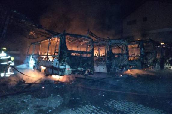 Bombeiros controlaram o fogo antes que ele avançasse em direção a residência próxima; ninguém ficou ferido
