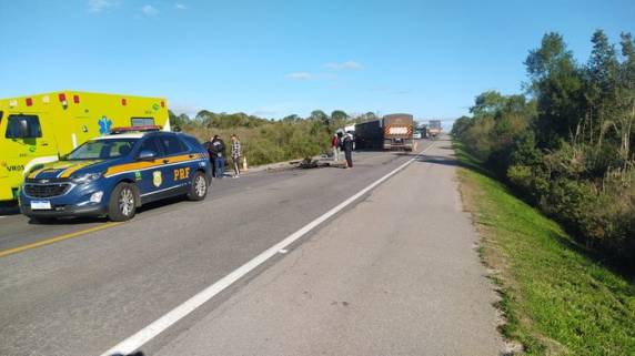 Vítima de 35 anos conduzia carro que bateu frontalmente com um caminhão na tarde desta terça-feira