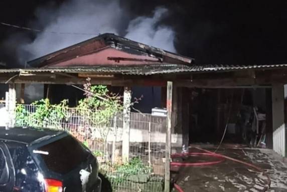 Segundo relato de moradores, quatro a cinco indivíduos entraram armados no local, atearam fogo e fugiram