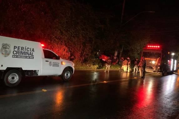 Vítima estava na carona; suspeita é de que condutor tenha perdido controle do veículo