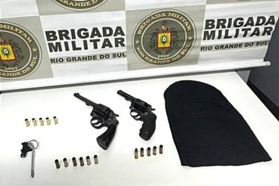 Outro criminoso foi preso e outro conseguiu fugir, segundo a Brigada Militar (BM)