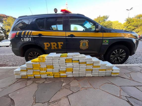 A droga era transportada dentro de um carro que estava em cima de um guincho