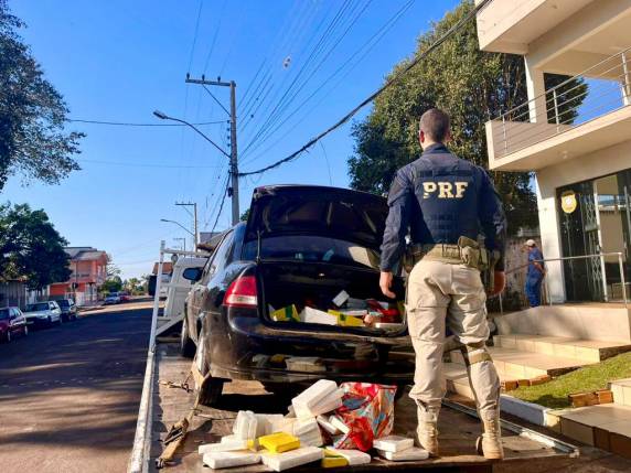 A droga era transportada dentro de um carro que estava em cima de um guincho