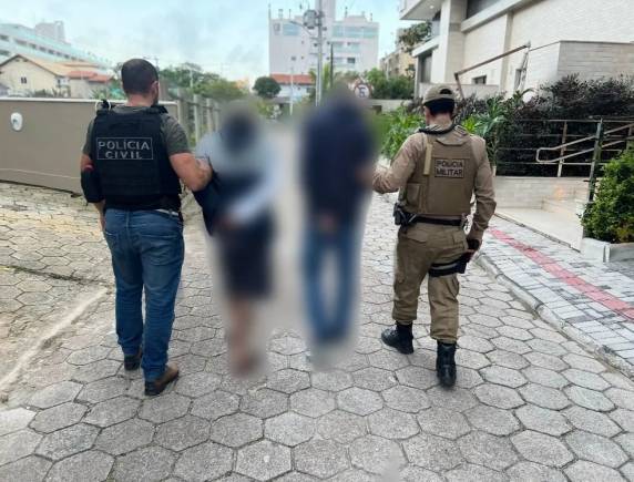 Homens de 19 e 22 anos foram encontrados no sábado, em Bombinhas, no Litoral Norte.