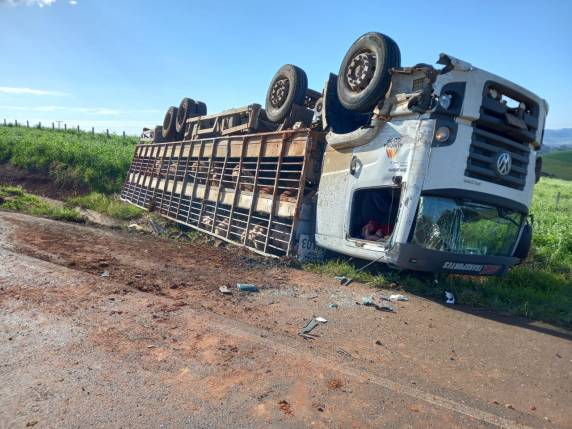 Caminhão tombou nas margens da estrada e deixou duas pessoas feridas