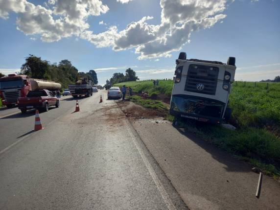 Veículo que transportava suínos colide contra ônibus escolar e caminhão na BR-282 - foto 2