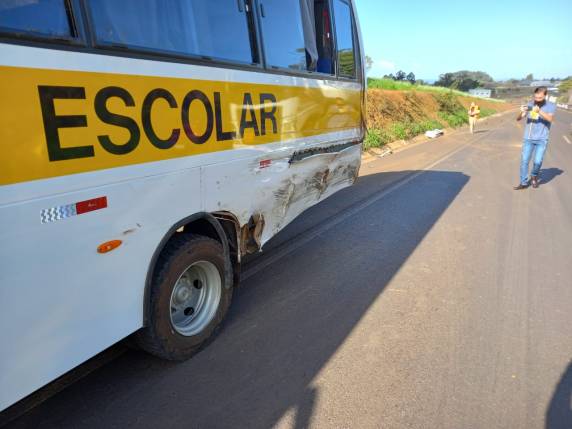 Veículo que transportava suínos colide contra ônibus escolar e caminhão na BR-282 - foto 3