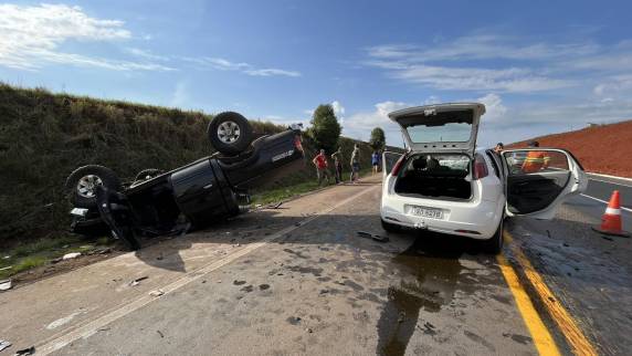 Grave acidente de trânsito deixa três feridos na RS-153 - foto 4