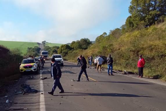 Segundo o motorista da carreta, o carro invadiu a pista contrária vindo em sua direção o obrigando a sair no pouco espaço do acostamento