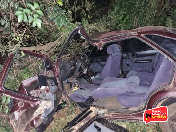 Uma colisão seguida de saída de pista aconteceu na localidade de Nossa Senhora do Carmo