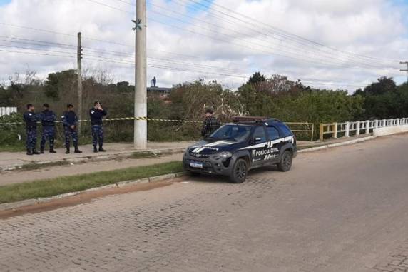 Investigação aponta que vítima pode ter sido queimada em fogueira com pneus; identificação ainda depende de perícia