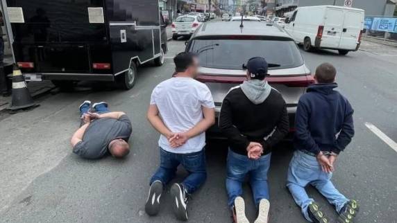 Cinco homens foram detidos em Itajaí. Crime ocorre quando estelionatários enganam vítimas propondo a troca entre um valor em dinheiro por um falso bilhete de loteria contemplado.