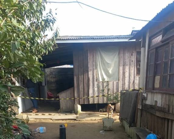 Suspeito era companheiro da vítima e foi preso em flagrante em Itajaí, informou a Polícia Civil. Ele estava escondido em uma pilha de tábuas de madeira.