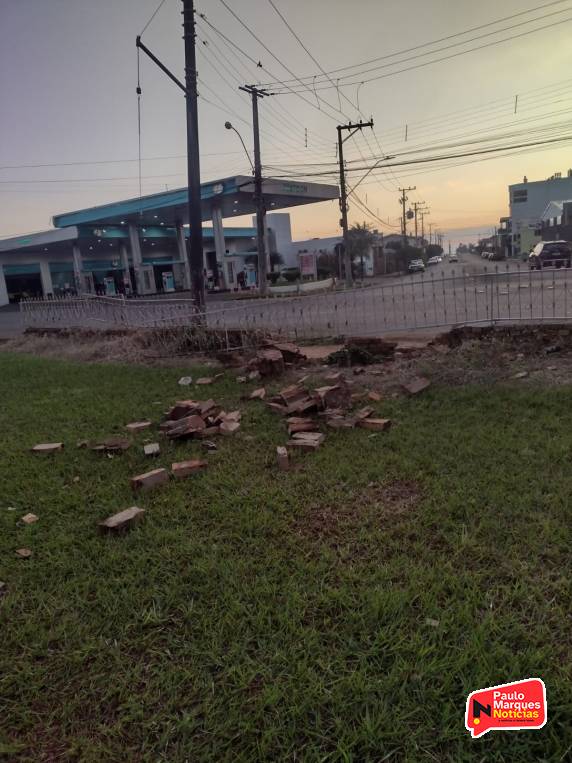VÍDEO: muro de residência é atingido por veículo pela segunda vez este ano, no bairro Glória em Três de Maio - foto 2